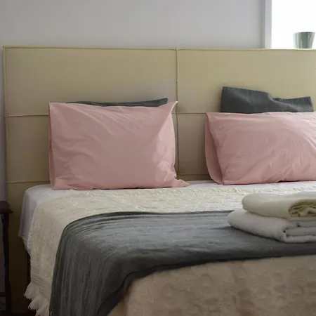 לינה וארוחת בוקר House *